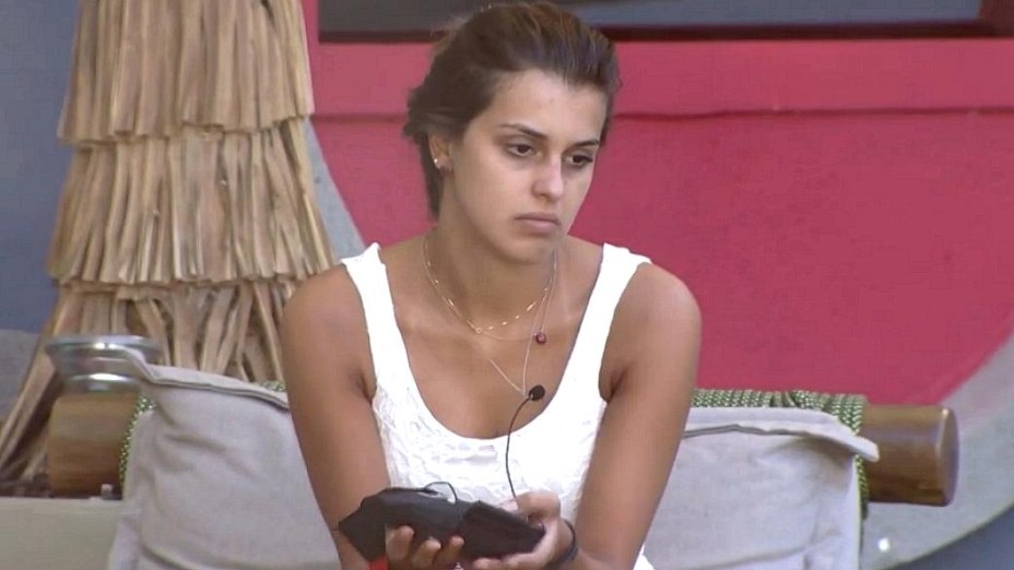 Angela tenta fazer as pazes com Marcelo no BBB14