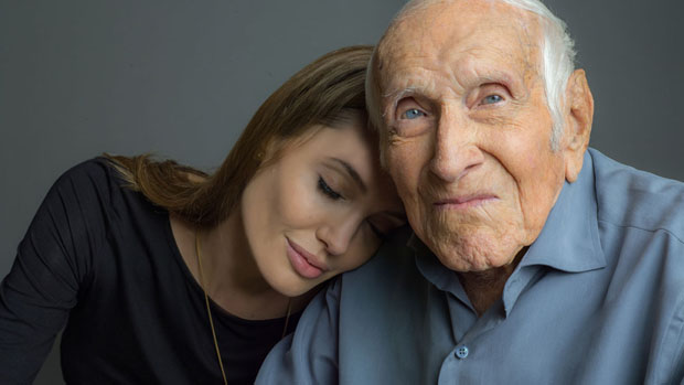 Angelina Jolie ao lado do atleta Louis Zamperini