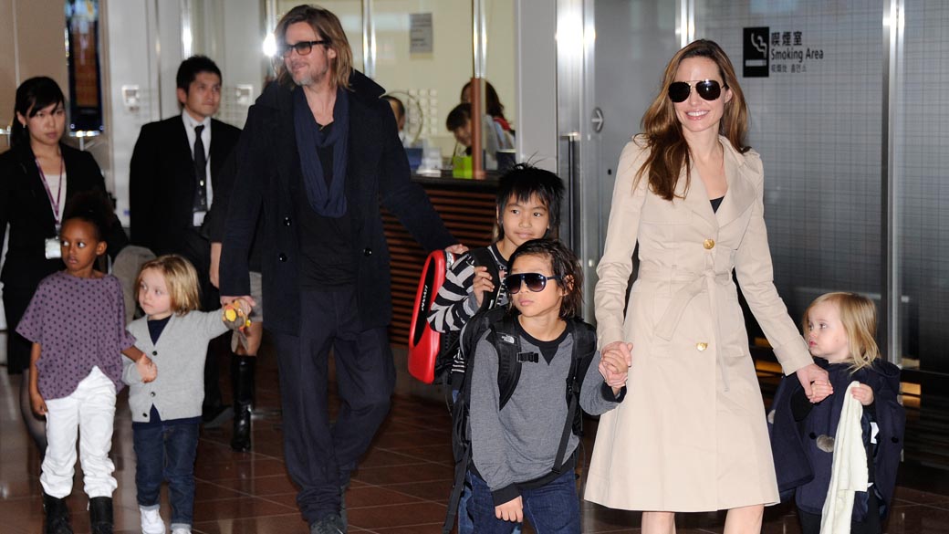 O casal Angelina Jolie e Brad Pitt com os filhos no aeroporto de Tóquio, Japão