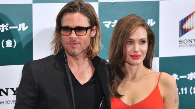 Brad Pitt e Angelina Jolie durante visita ao Japão