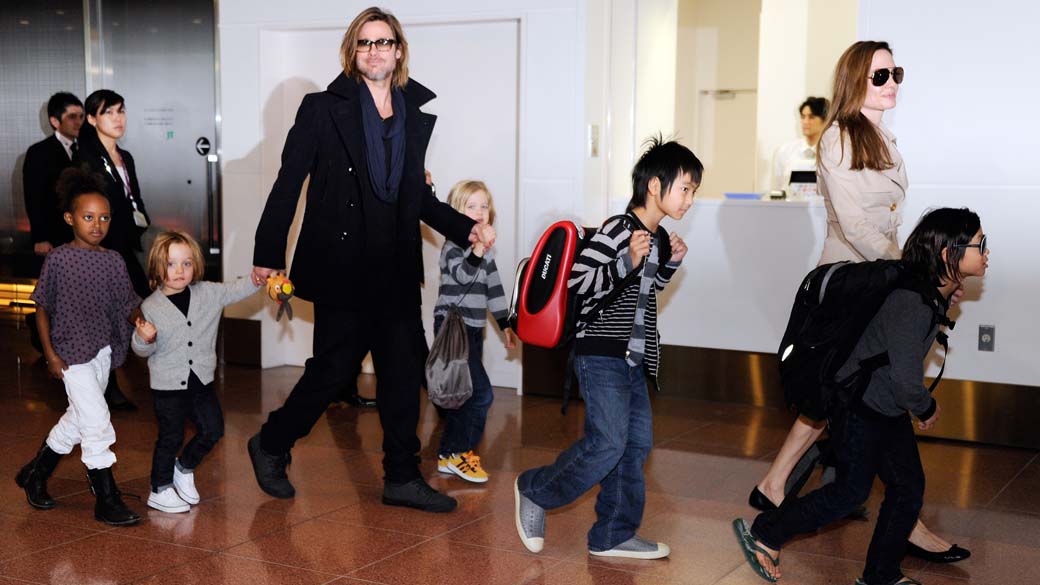 Brad Pitt e Angelina Jolie com os filhos durante visita ao Japão