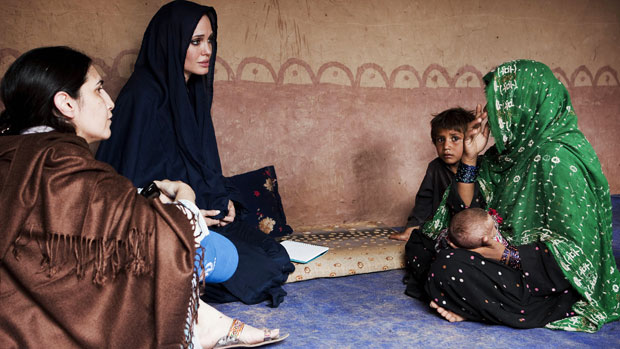Angelina Jolie em visita a vítimas de inundações no Paquistão