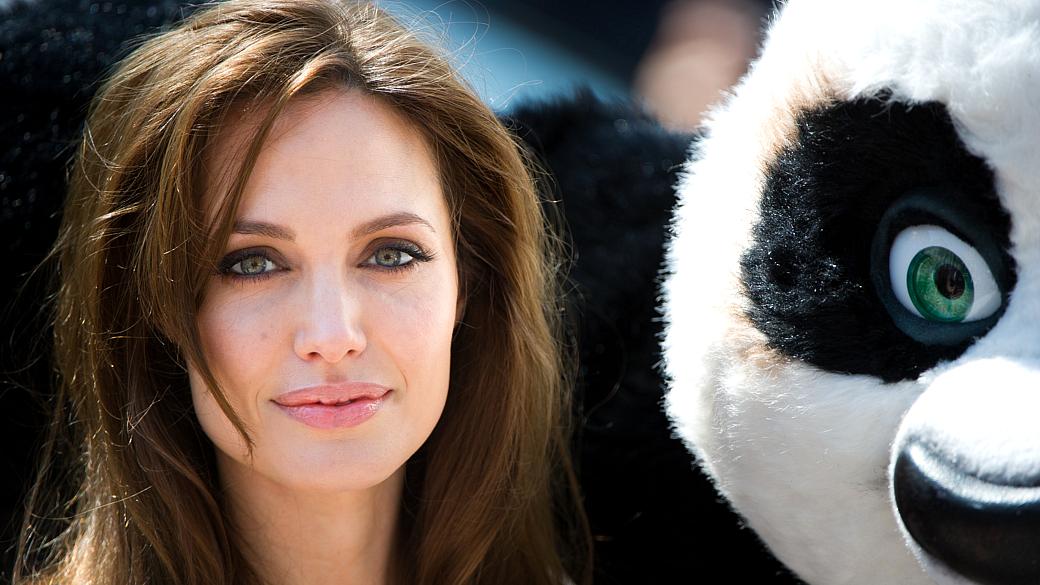 A atriz Angelina Jolie posa para fotos no Festival de Cinema de Cannes 2011; ela promoveu o filme 'Kung-Fu Panda 2'