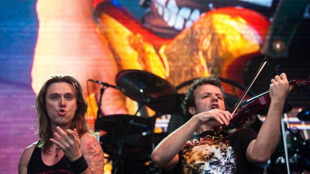 Amon Lima durante show do Angra no palco Sunset, no terceiro dia do Rock in Rio, em 25/09/11