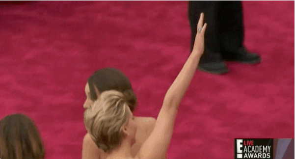 Virou tradição: depois de tropeçar quando ia receber o Oscar de melhor atriz em 2013, Jennifer Lawrence caiu de novo na cerimônia de 2014 - desta vez ainda tapete vermelho