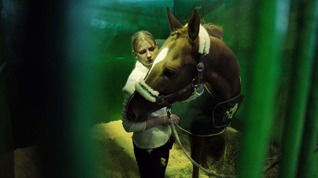 Mulher prepara cavalo para o primeiro dia da exibição de cavalos “Equiros” em Moscou, na Rússia