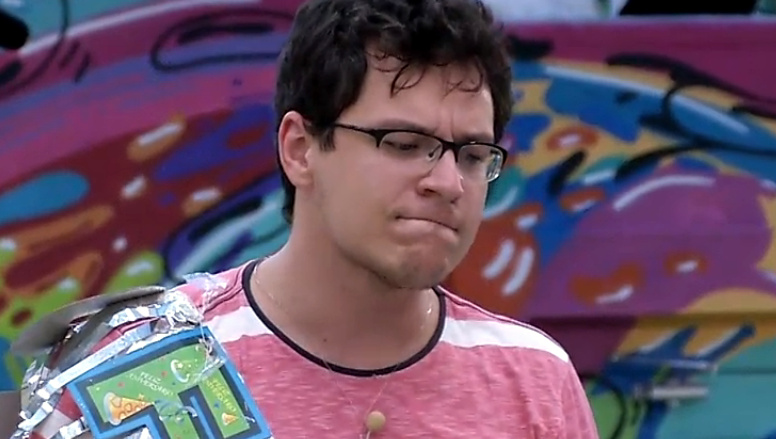 O professor de inglês Ivan completa 27 anos neste sábado
