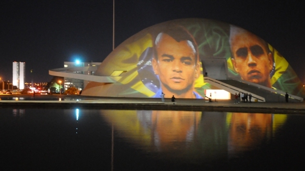 Imagem de jogadores de futebol são projetadas no Museu da República, em Brasília, durante as comemorações do aniversário da cidade