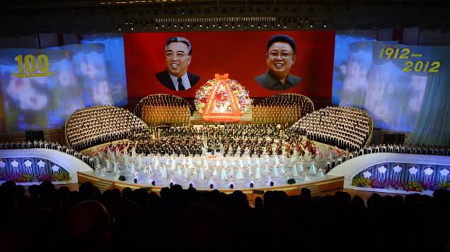 Dançarinos norte coreanos se apresentam em comemoração, 100º aniversário do fundador da Coreia do Norte, Kim il Sung