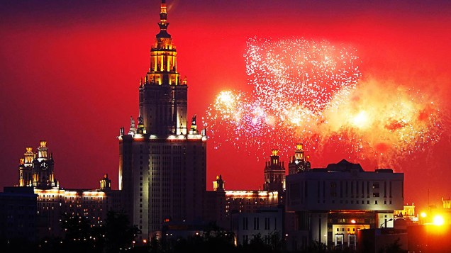 Fogos de artifício iluminam a noite de Moscou, para comemorar os 67 anos da vitória sobre a Alemanha nazista na Segunda Guerra Mundial