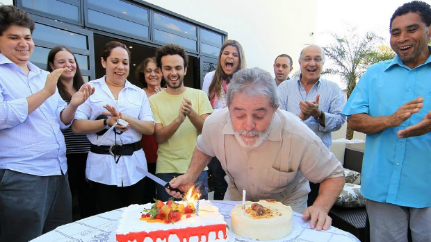 O ex-presidente Lula, que completou 66 anos nesta quinta-feira, se queixava de rouquidão e dor de garganta