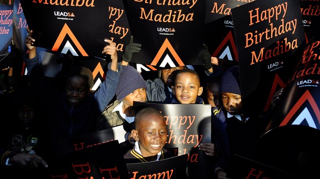 Crianças sul-africanas cantam em comemoração ao aniversário de 94 anos do ex-presidente do país, Nelson Mandela, nesta quarta-feira