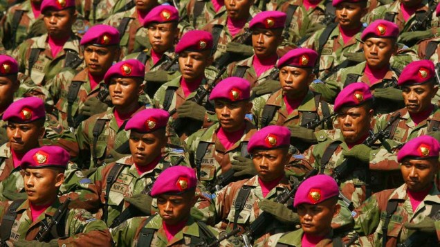 Em Makassar, soldados da marinha participam da cerimônia do 66º aniversário do Militarismo Nacional da Indonésia