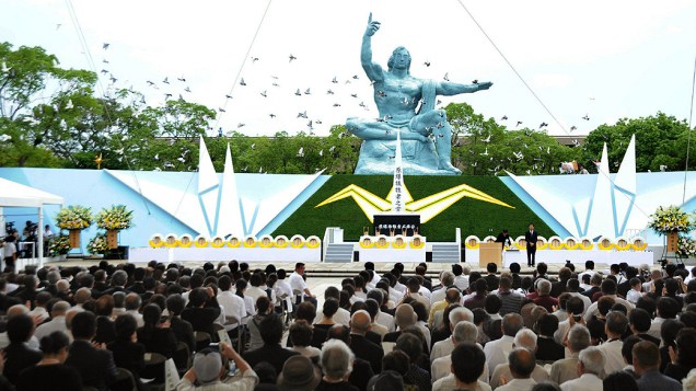 Cerimônia que marcou os 67º aniversário do bombardeio atômico em Nagasaki, no Japão, reúne milhares de pessoas na Praça da Paz