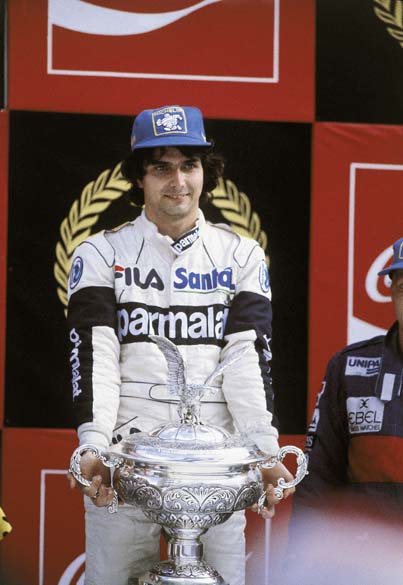 Com o troféu do GP Brasil de Fórmula 1, em 1983