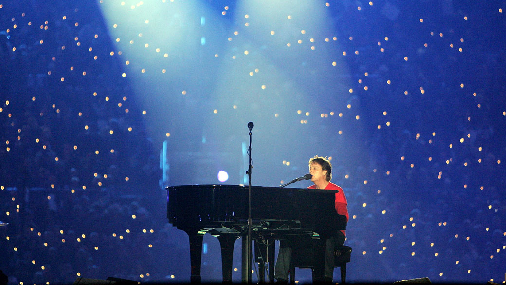 Paul McCartney tocando no show de intervalo do Super Bowl, em 2005. Em Londres, ele voltará a participar de um grande evento esportivo