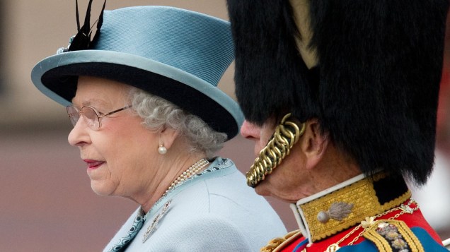 Rainha Elizabeth II e príncipe Philip deixam o palácio de Buckingham em carruagem aberta durante a cerimônia oficial que comemora os 85 anos da rainha