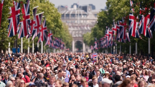 Ingleses vão as ruas para assistir ao "Trooping the Colour". A cerimônia marca o aniversário oficial dos soberanos britânicos desde 1748