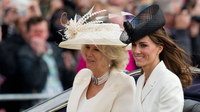Camilla, Duquesa de Cornwall, e Katie, Duquesa de Cambridge, desfilam durante a cerimônia oficial do aniversário da rainha