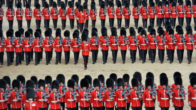 Militares britânicos desfilam durante a "Trooping the Colour", cerimônia que marca o aniversário oficial da rainha