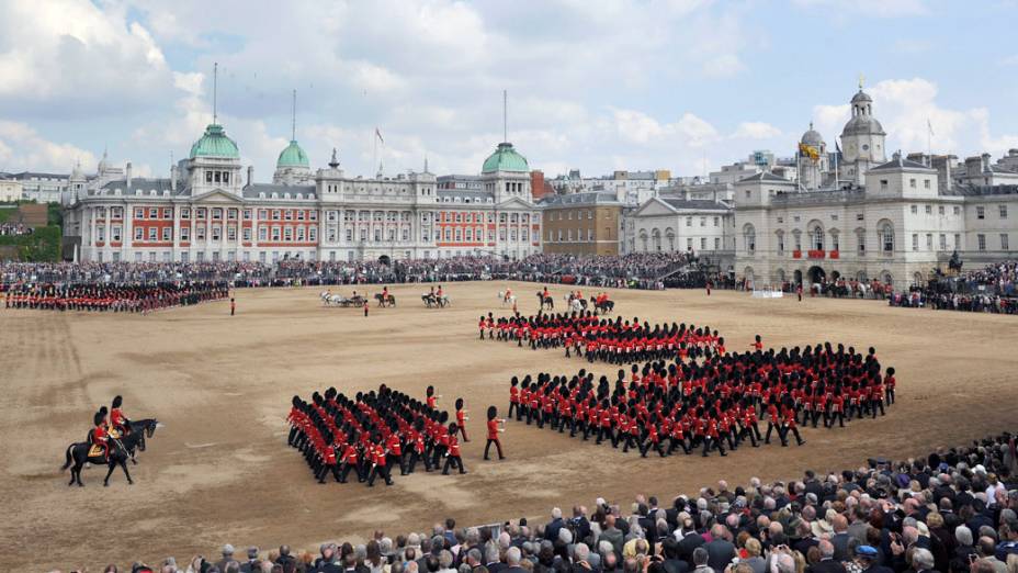 Militares britânicos desfilam durante a "Trooping the Colour", cerimônia que marca o aniversário oficial da rainha