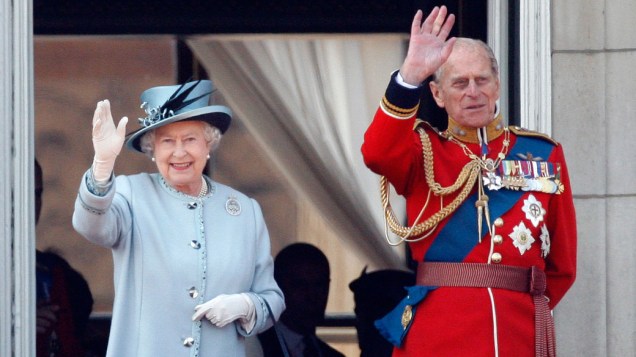 Rainha Elizabeth II e príncipe Philip acenam para o público, da sacada do Palácio de Buckingham, durante a cerimônia oficial que comemora os 85 anos da rainha