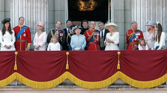 Família real reúne-se na sacada do Palácio de Buckingham, durante a "Trooping the Colour"