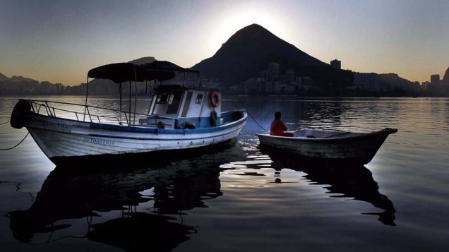 Barcos de pescadores e o morro da Catacumba ao amanhecer no Rio de Janeiro