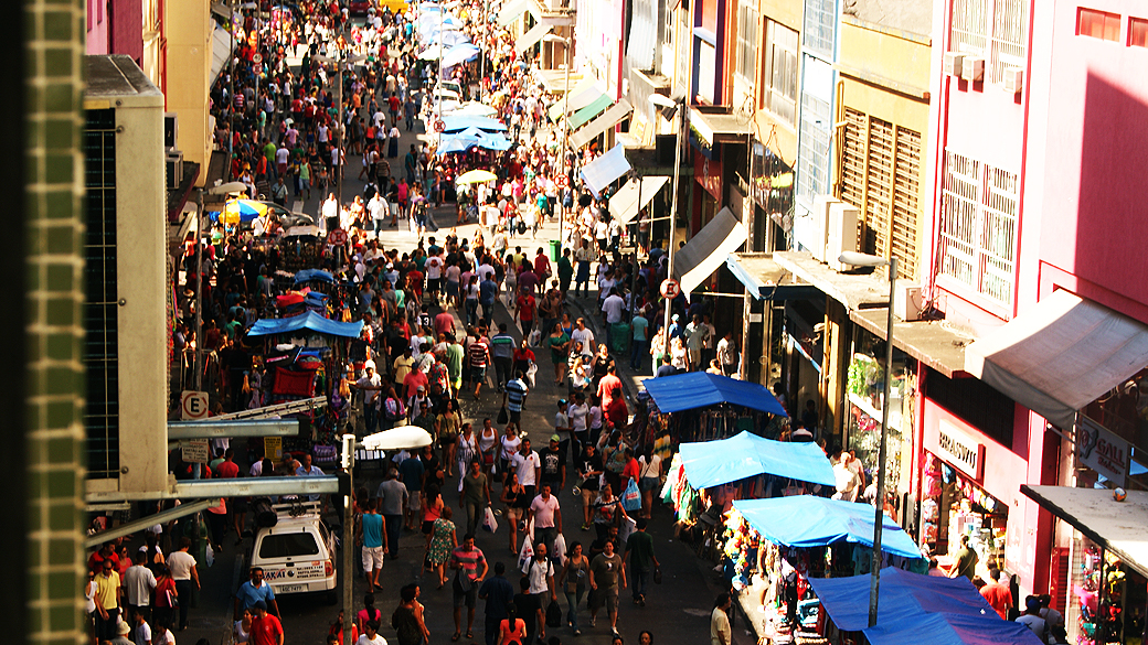 O vaivém na rua 25 de Março, coração do comércio popular do Centro de São Paulo