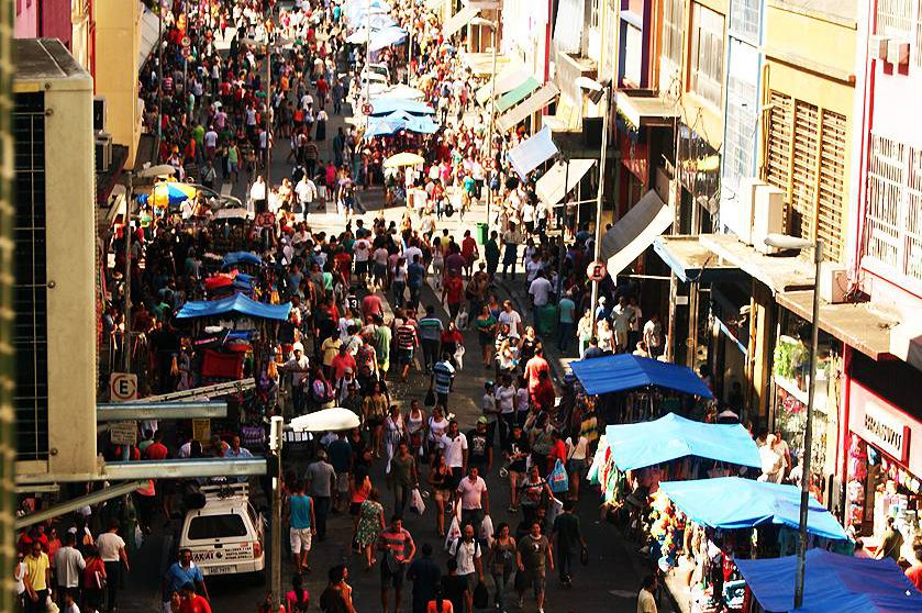 O vaivém na rua 25 de Março, coração do comércio popular do Centro de São Paulo