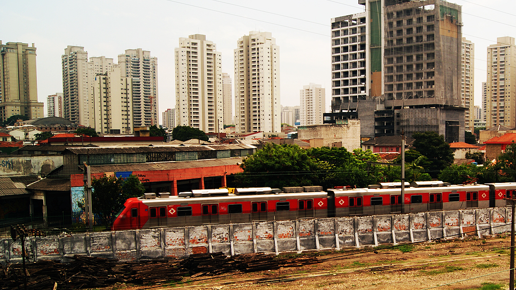 Trem da CPTM cruza o bairro da Lapa, no centro de São Paulo