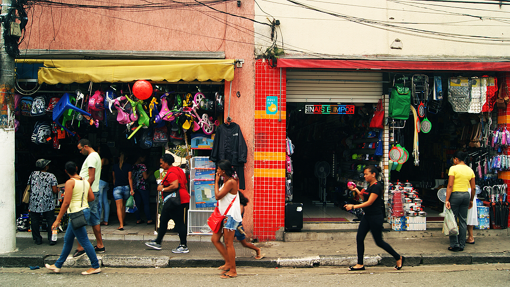 Comércio de rua nos arredores do Largo 13 de Maio, em Santo Amaro