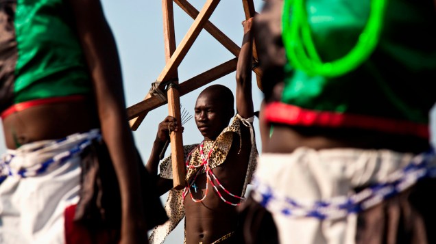 Dançarinos durante as comemorações do primeiro aniversário do Sudão do Sul