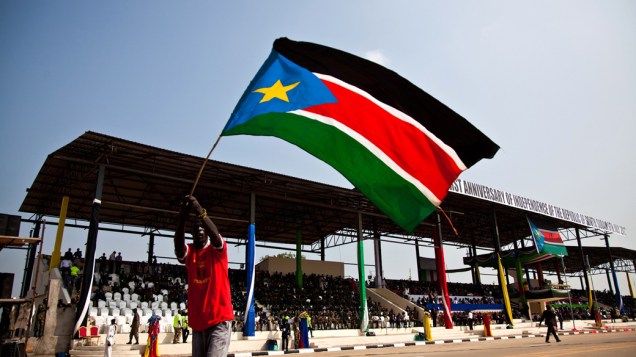 Na capital Juba, homem desfila com a bandeira do Sudão do Sul