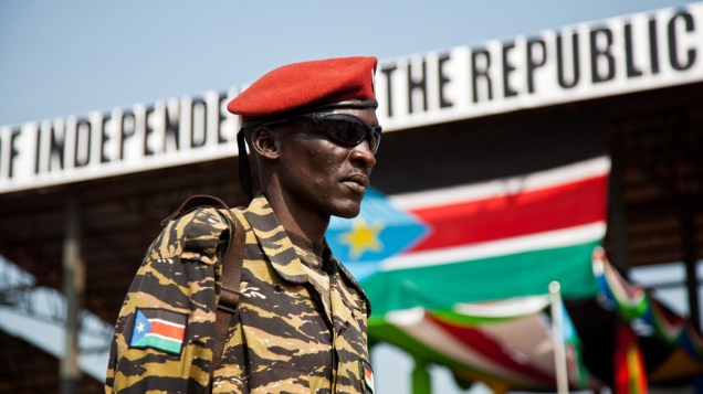 Membros do Exército de Libertação do Povo Sudanês durante as celebrações do primeiro aniversário da independência do Sul do Sudão, em Juba