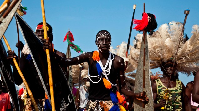 Dançarinos realizam dança tradicional durante as comemorações do primeiro aniversário do Sudão do Sul