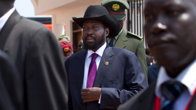 O primeiro presidente do Sul do Sudão, Salva Kiir, é escoltado por seguranças no aniversário de independência do país