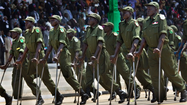 Militares deficientes durante desfile no dia da independência do Sul do Sudão