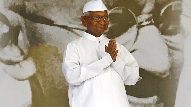 Anna Hazare, em frente à foto de Gandhi