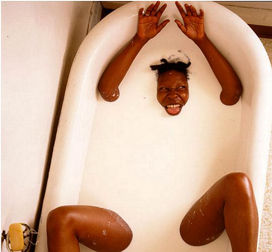 A atriz Whoopi Goldberg em uma banheira com leite.