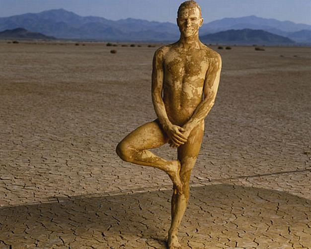 O cantor Sting no deserto californiano, em 1985.