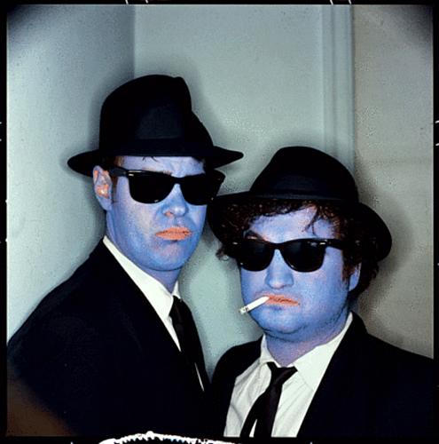 Os atores Dan Aykroyd e John Belushi, do filme Os Irmãos Cara-de-pau, em 1979.