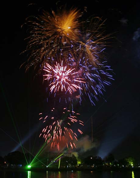 Fogos no lago Kankaria durante comemorações do Ano Novo em Ahmedabad, na Índia