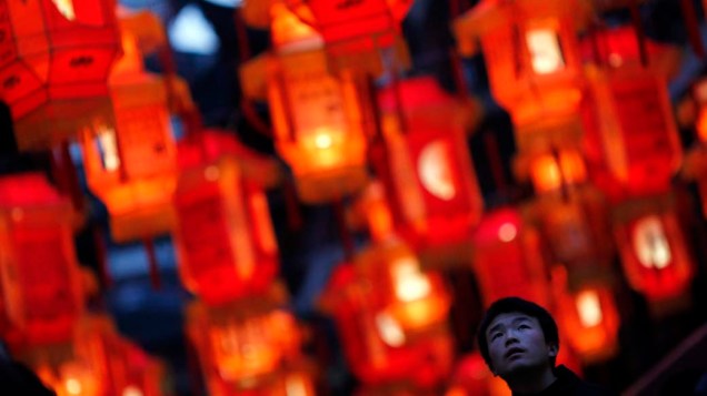 Homem passa por lanternas decorativas de Ano Novo em Xangai, na China