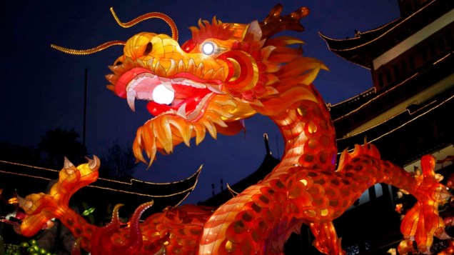 Lanterna gigante no formato de dragão durante as comemorações do Ano Novo Chinês, em Xangai