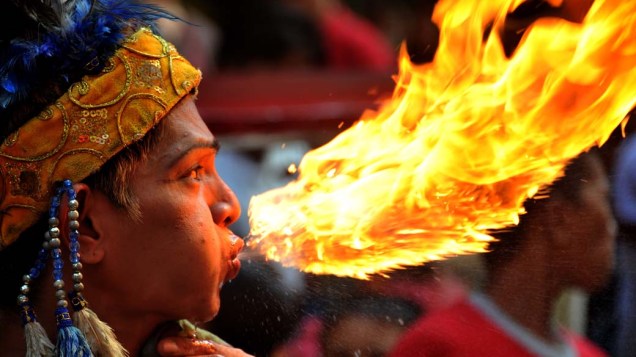 Homem cospe fogo durante as comemorações do ano do dragão, nas Filipinas