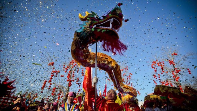 Em Pequim, chineses participam da dança do dragão nas comemorações do Ano Novo Chinês