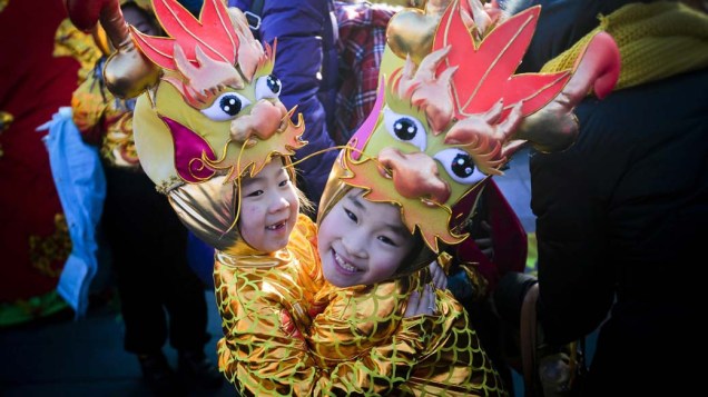 Crianças fantasiadas de dragão durante as comemorações do Ano Novo Chinês, em Pequim