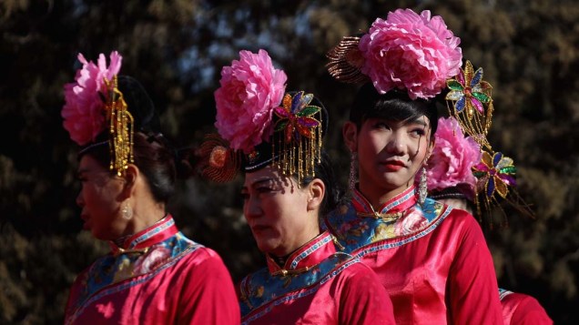 Chinesas antes de apresentação nas comemorações do ano do dragão, em Pequim