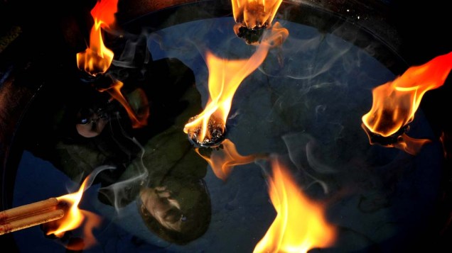 Fiéis queimam incenso enquanto rezam durante o primeiro dia do Ano Novo, China